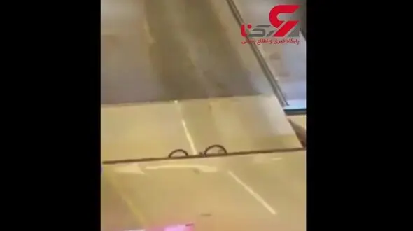 زن دوچرخه سوار لای پل متحرک گیر کرد! + فیلم 