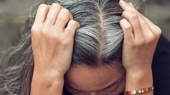 دلایل سفید شدن مو‌ در سنین جوانی و راهکار درمان آن 