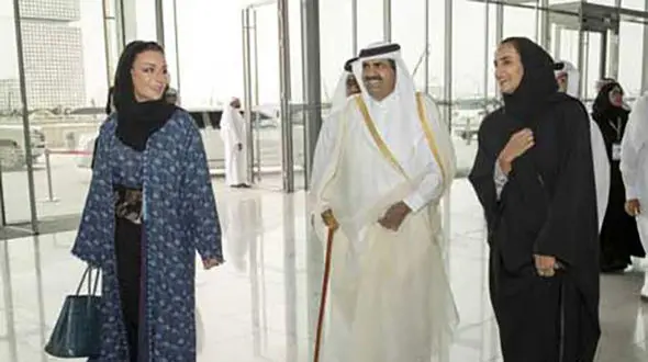 
امیر سابق قطر با همسرش آفتابی شد+عکس
