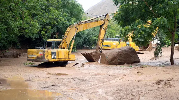 سیل در جاده کندوان سه خودرو را با خود برد