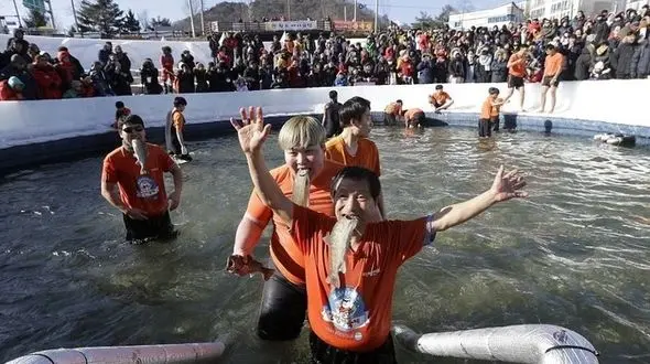 ماهیگیری با دندان گردشگران زیادی را جذب کرد+تصاویر