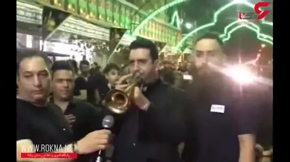نوحه خوانی و نوازندگی امید حاجیلی در دسته عزاداری امام حسین (ع) + فیلم