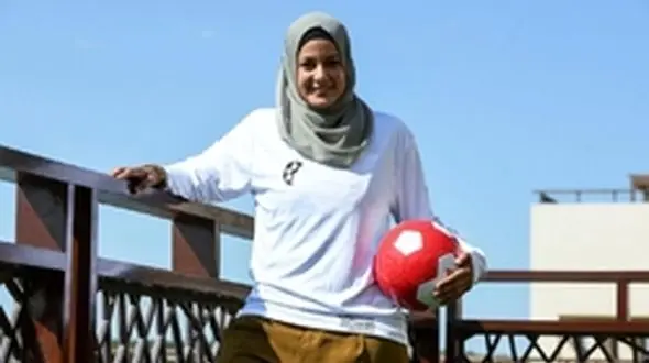 فوتبالیست زن استرالیایی با حجاب کامل به میدان می رود +عکس