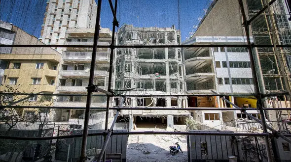 16 عکس از بازسازی پس از جنگ 12 روزه  101 واحد خانه در بلوار کشاورز  / اینجا کوچه حجت دوست است ..