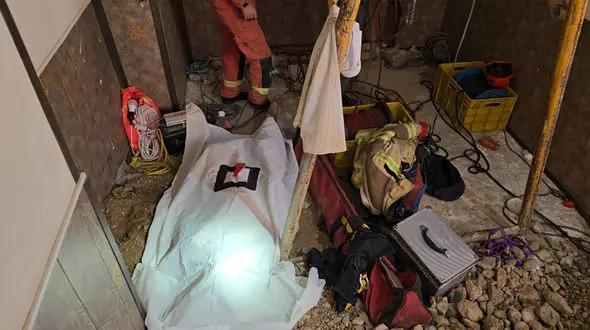 مرگ مرموز کارگر افغان در چاه ۱۵ متری / در خیابان پیروزی رخ داد + فیلم