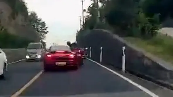 از برخورد خطرناک راننده ماشین با موتور سوار تا حماقت هنگام رانندگی