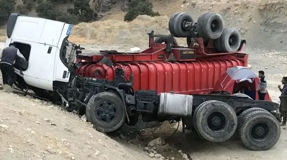 تصادف مرگبار تریلی با وانت  در قم 2 تن کشته و 6 مصدوم داشت