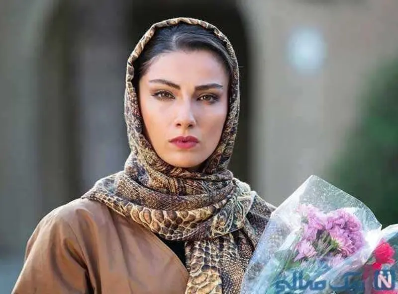 محیا دهقانی در دو نیمه ماه