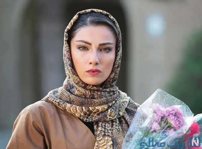 محیا دهقانی در دو نیمه ماه