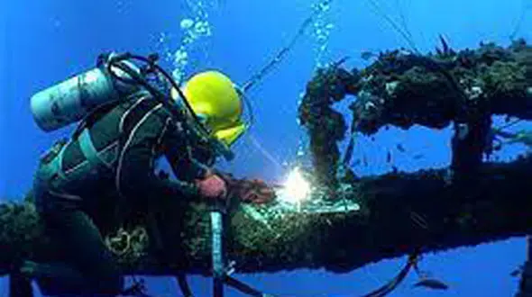 ببینید / جوشکاری در عمق ۴۰ متری خلیج‌فارس