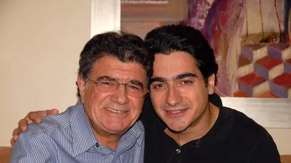 تصویری از اولین روز به دنیا آمدن همایون شجریان و خنده های از ته دل پدر