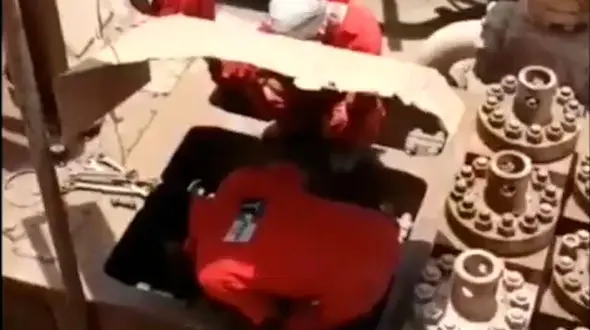 فیلم پر افتخار / نفت را با عرق می‌کشند نه با لوله /  مردانی که در ۷۴ درجه گرما می‌مانند تا ایران بماند 