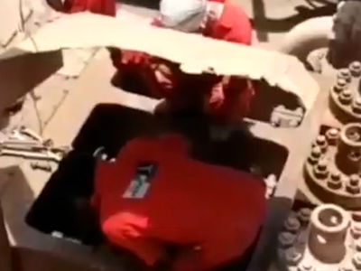 فیلم پر افتخار / نفت را با عرق می‌کشند نه با لوله /  مردانی که در ۷۴ درجه گرما می‌مانند تا ایران بماند 