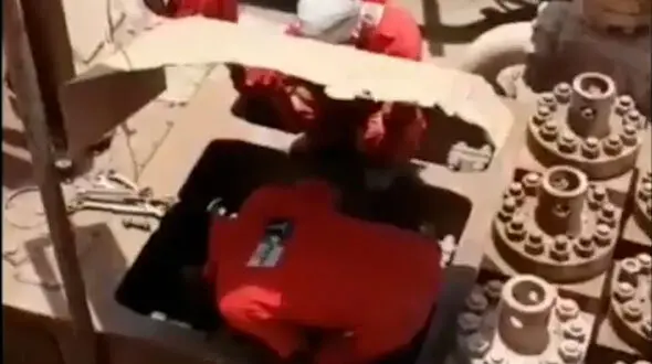 فیلم پر افتخار / نفت را با عرق می‌کشند نه با لوله /  مردانی که در ۷۴ درجه گرما می‌مانند تا ایران بماند 