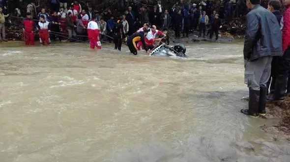 پراید غرق شده در رودخانه رودبار پیدا شد/ سرنوشت مبهم برای 4 سرنشین + فیلم و عکس