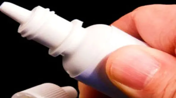 زن بی‌ملاحظه داخل چشمش چسب ناخن ریخت!