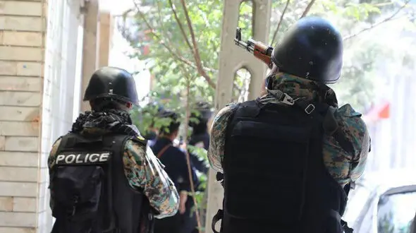 اولین عکس ها از گروگانگیری در پشت بام دادگاه در مشهد / قصد داشت پسرش را به پایین بیندازد