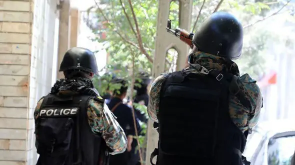 اولین عکس ها از گروگانگیری در پشت بام دادگاه در مشهد / قصد داشت پسرش را به پایین بیندازد