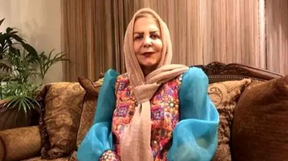 نگاهی به خونه زندگی تلفیقی پوراندخت مهیمن بازیگر آذربایجانی کشورمان/ مبلمان سلطنتی یک طرف و کاناپه های راحتی در سمت دیگر، دیوار نما سنگی، کفپوش طرح ورساچه و...