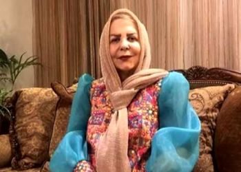 نگاهی به خونه زندگی تلفیقی پوراندخت مهیمن بازیگر آذربایجانی کشورمان/ مبلمان سلطنتی یک طرف و کاناپه های راحتی در سمت دیگر، دیوار نما سنگی، کفپوش طرح ورساچه و...