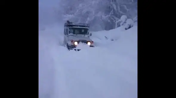 لندکروزی که در برف کلاردشت گیر کرد + فیلم 