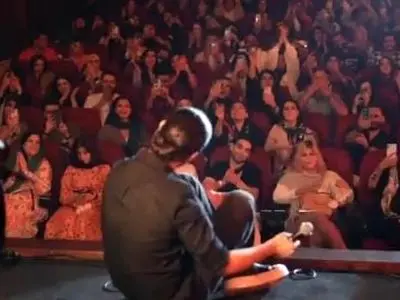 فیلم/ در کنسرت حامیم چه خبره؟؛ لحظاتی همراه با متلک‌پرانی و دیالوگهای بامزه بین این خواننده و تماشاگران کنسرتش