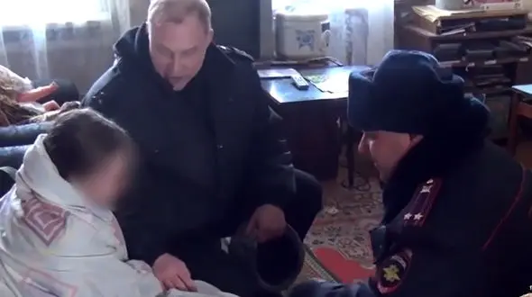 فیلم لحظه حمله پلیس به اتاق خواب دختر 13 ساله که یک مرد در حال شکنجه او بود!+ فیلم و عکس