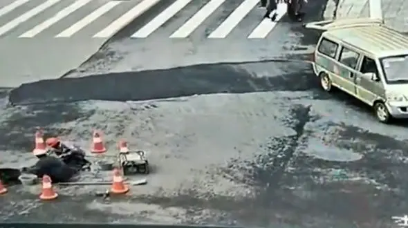 فیلم انفجار فاضلاب وسط خیابان ! / باورنکردنی