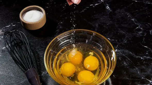زمان نمک زدن به گوشت، تخم مرغ، سبزیجات و سایر مواد غذایی هنگام پخت و پز