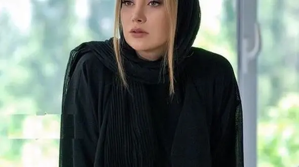 تیپ متفاوت بهاره افشاری با یک مانتو جیغ / دیوانه بازی بهاره افشاری در مترو تهران