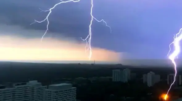 ثبت رعد و برق در آسمان کانادا + فیلم