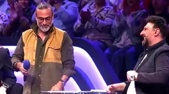 فیلم  غوغای آواز «لیلا لیلا» توسط «محسن شریفیان» در صداتو  / واکنش عجیب الیکا عبدالرزاقی با کل کشیدن جنوبی اش !