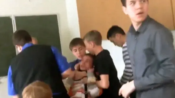 فیلم کتک خوردن یک معلم سر کلاس درس + تصاویر