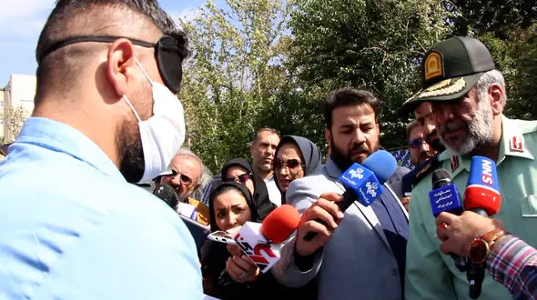 به خاک افتادن ارازل و اوباش جلوی پای رئیس پلیس تهران/همه به غلط کردن افتادند + فیلم