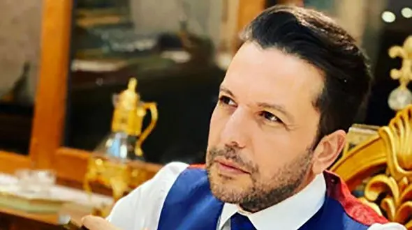 عکس لباس زیبای عروس ایرانی کنار داماد سرشناس ترکیه ای ! / آقای خواننده پیرتر از عروس !