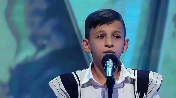 عکس / نگاهی به چیدمان اصیل خانه آرمان امیدی با رنگ طلایی و آبی درباری / مبلمان سلطنتی، فرش طرح شاه عباسی و کریستال های دکوری