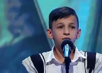 عکس / نگاهی به چیدمان اصیل خانه آرمان امیدی با رنگ طلایی و آبی درباری / مبلمان سلطنتی، فرش طرح شاه عباسی و کریستال های دکوری