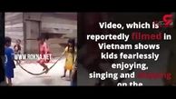 مار نگون بخت وسیله بازی کودکان شد! / در ویتنام رخ داد+ فیلم 