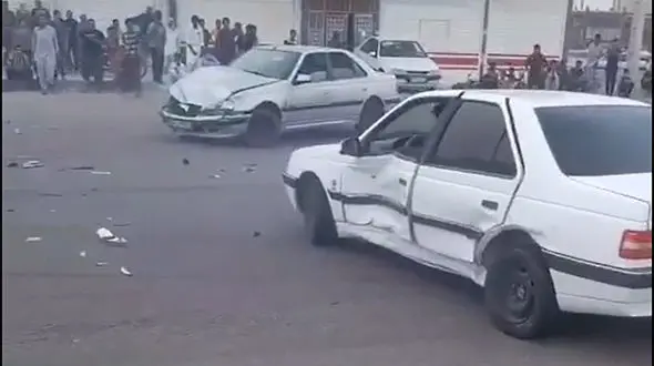 ببینید / لحظه دستی کشیدن عجیب راننده پرشیا و برخوردش شدیدش به یک ماشین دیگر! + فیلم