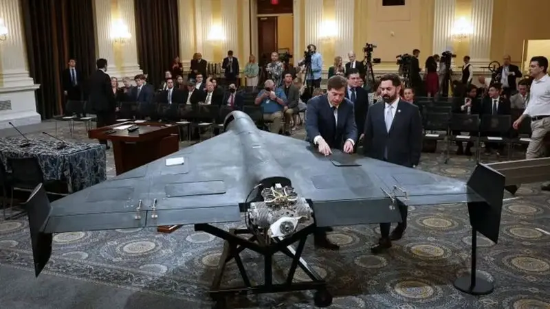 تصویری از نمایش پهپاد شاهد-۱۳۶ ایران که در  ساختمان کنگره آمریکا به نمایش درآمده