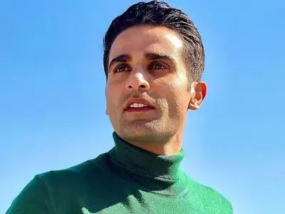 فیلم / دیدار تصادفی آرمان درویش با حسین محمدی جانباز دهه هشتادی در اجتماعات مردمی /  ایران روی شانه‌های شما ایستاده 