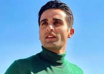 فیلم / دیدار تصادفی آرمان درویش با حسین محمدی جانباز دهه هشتادی در اجتماعات مردمی /  ایران روی شانه‌های شما ایستاده 