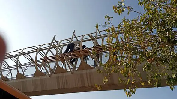 عکس لحظه خودکشی دختر 18 ساله از روی پل عابر در اصفهان