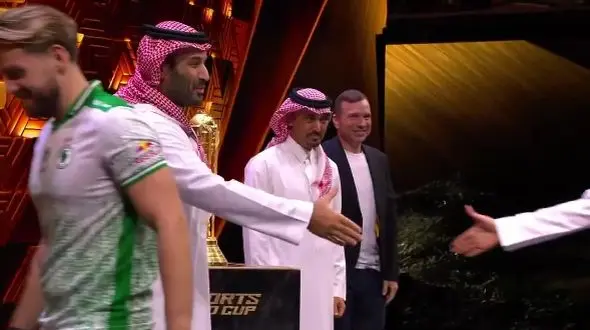 اهدای جام قهرمانی بازی‌های الکترونیکی ۲۰۲۵ توسط محمد بن سلمان