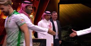 اهدای جام قهرمانی بازی‌های الکترونیکی ۲۰۲۵ توسط محمد بن سلمان