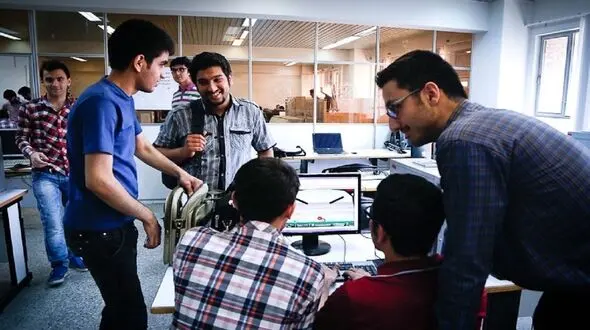 دانشجویان رشته هایی را انتخاب می کنند که بیکار می مانند / 
بی توجهی به آموزش های فنی و حرفه ای در ایران + صوت