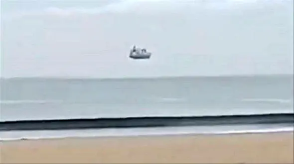 پرواز یک کشتی در آسمان دریا! + فیلم عجیب