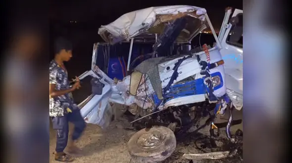 تصادف زنجیره ای مینی بوس، کامیون و سواری / 5 مصدوم بد حال هستند + عکس