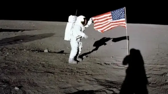پرچم آمریکا روی ماه زنده است؟ کشف حقایق با تلسکوپ‌ها