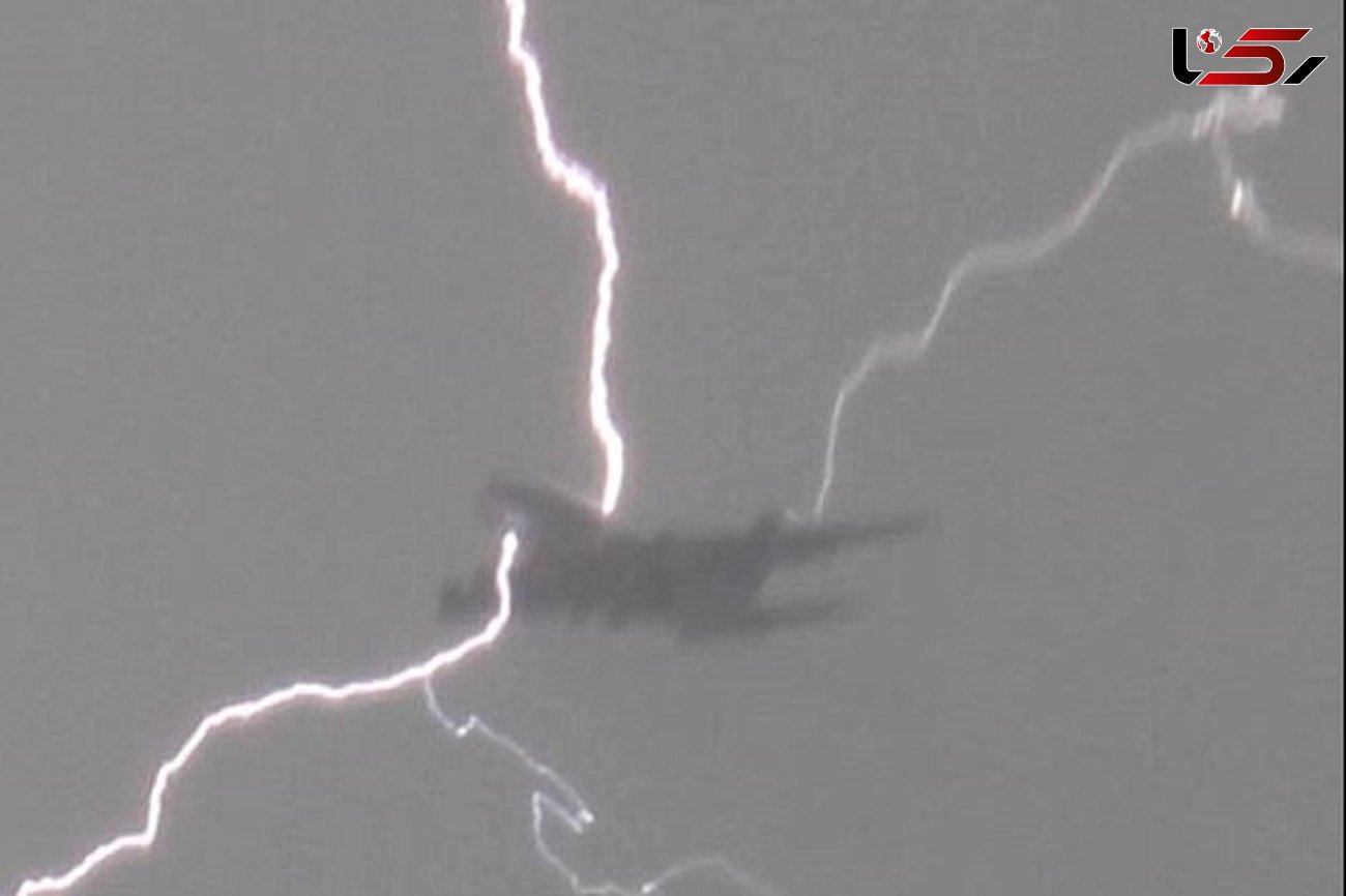فیلم برخورد صاعقه به هواپیمای مسافربری در آسمان+تصاویر